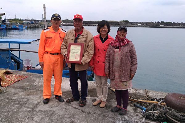 海龜誤入漁網受困 他不惜返航成功救援